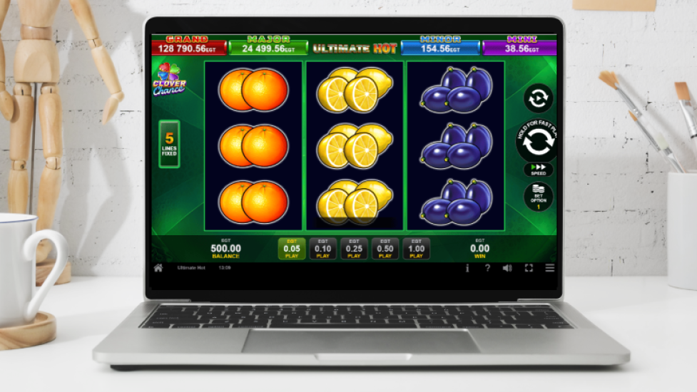Automat online Ultimate Hot pokazany na ekranie laptopa z tradycyjnymi symbolami owoc&oacute;w.