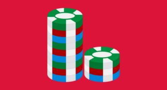 Dwa stosy żeton&oacute;w kasynowych