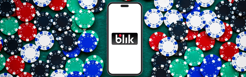 Blik na telefonie kom&oacute;rkowym na tle żeton&oacute;w kasynowych